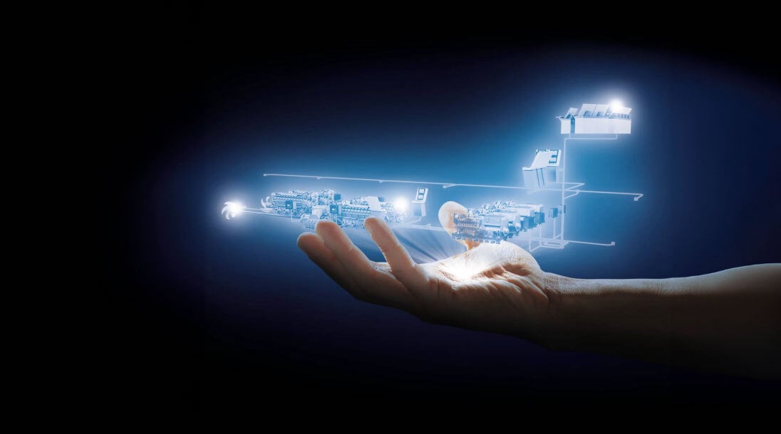 Digitalt hologram av en skipsskisse som svever over en hånd. Digitalt hologram av en skipsskisse som svever over en hånd.