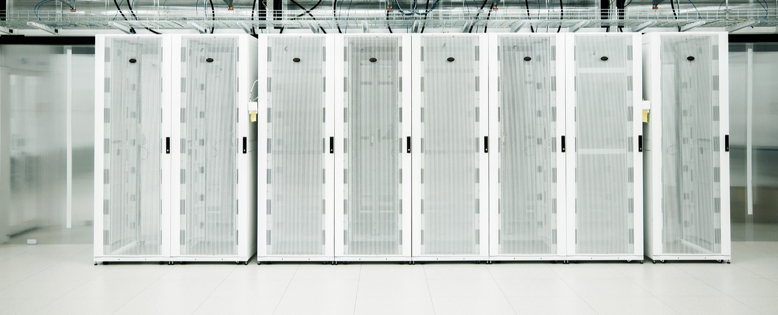 Rekker av hvite serverskap inne i et datasenter Rekker av hvite serverskap inne i et datasenter