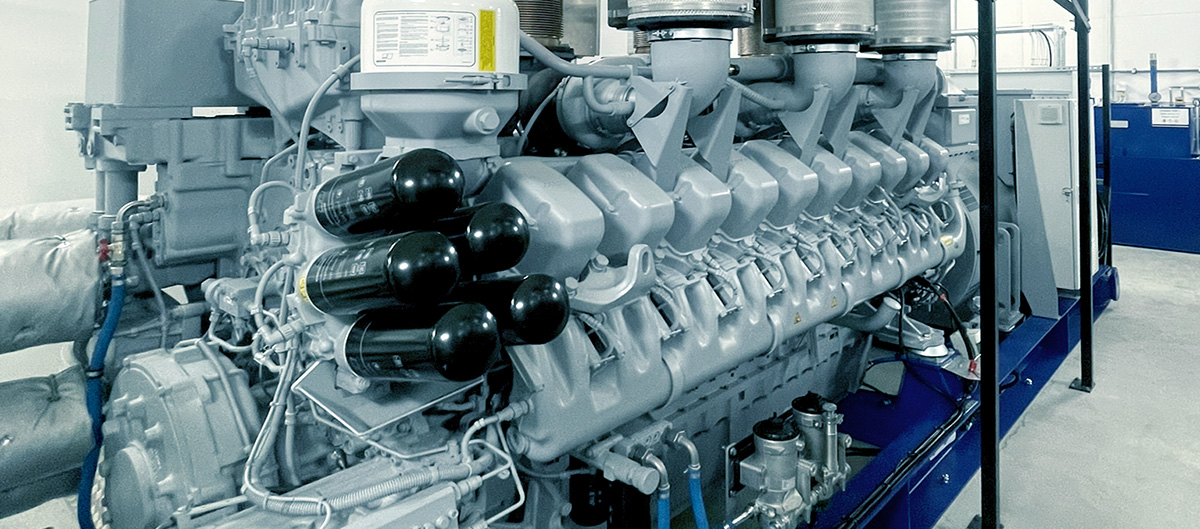 Nærbilde av en stor industriell generatormotor inne i et anlegg. Nærbilde av en stor industriell generatormotor inne i et anlegg.