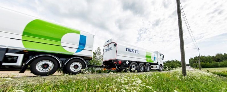 Grønn HVO100 drivstoffbil parkert på en vei med kraftledninger. Grønn HVO100 drivstoffbil parkert på en vei med kraftledninger.
