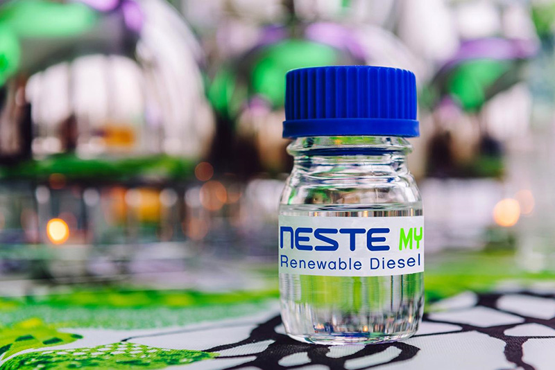 Neste MY Renewable Diesel-flaske med blått lokk på laboratoriebordet. Neste MY Renewable Diesel-flaske med blått lokk på laboratoriebordet.